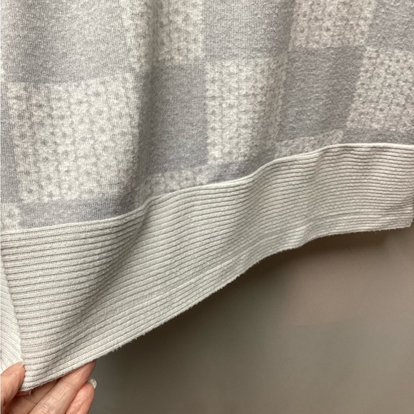 LulaRoe Tammy Top. Gray block pattern. Size Large - Picture 10 of 12